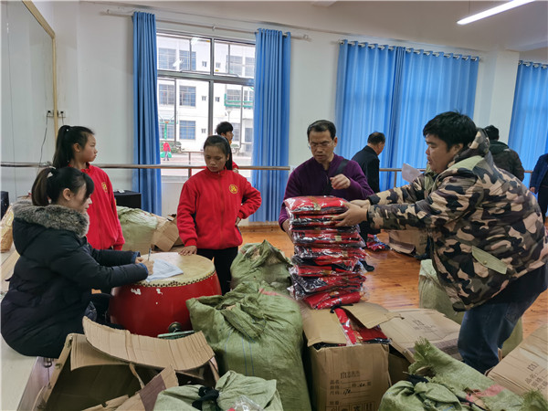 贵州省福慧缘慈善协会为铜仁市特教学校捐赠798套校服 这些孩子这个冬天挺温暖 公益 第3张