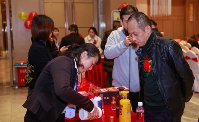 《“请全国人民免费喝‘优待小酒’新品发布会”隆重启幕》 《“请全国人民免费喝‘优待小酒’新品发布会”隆重启幕》