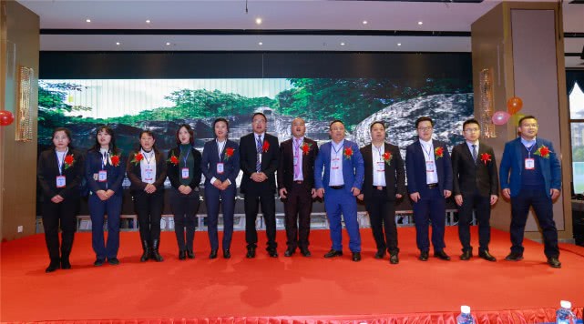 《“请全国人民免费喝‘优待小酒’新品发布会”隆重启幕》 《“请全国人民免费喝‘优待小酒’新品发布会”隆重启幕》