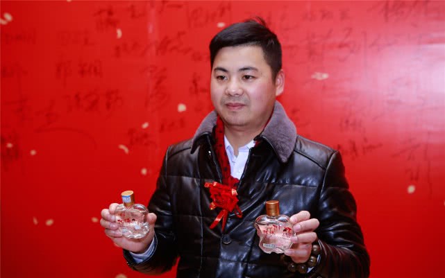《“请全国人民免费喝‘优待小酒’新品发布会”隆重启幕》 《“请全国人民免费喝‘优待小酒’新品发布会”隆重启幕》