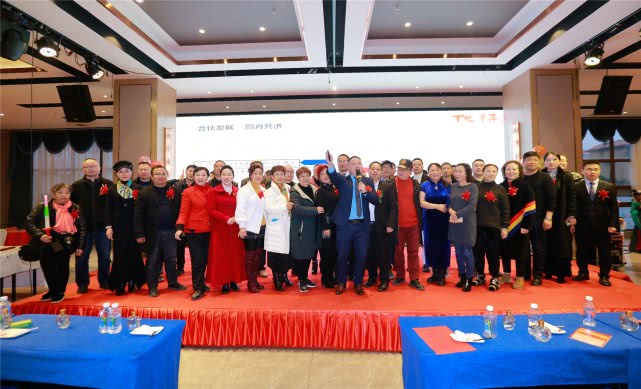 《“请全国人民免费喝‘优待小酒’新品发布会”隆重启幕》 《“请全国人民免费喝‘优待小酒’新品发布会”隆重启幕》