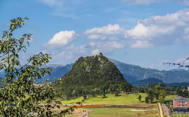 独山天洞景区扶贫创业街 助力当地农民旅游脱贫