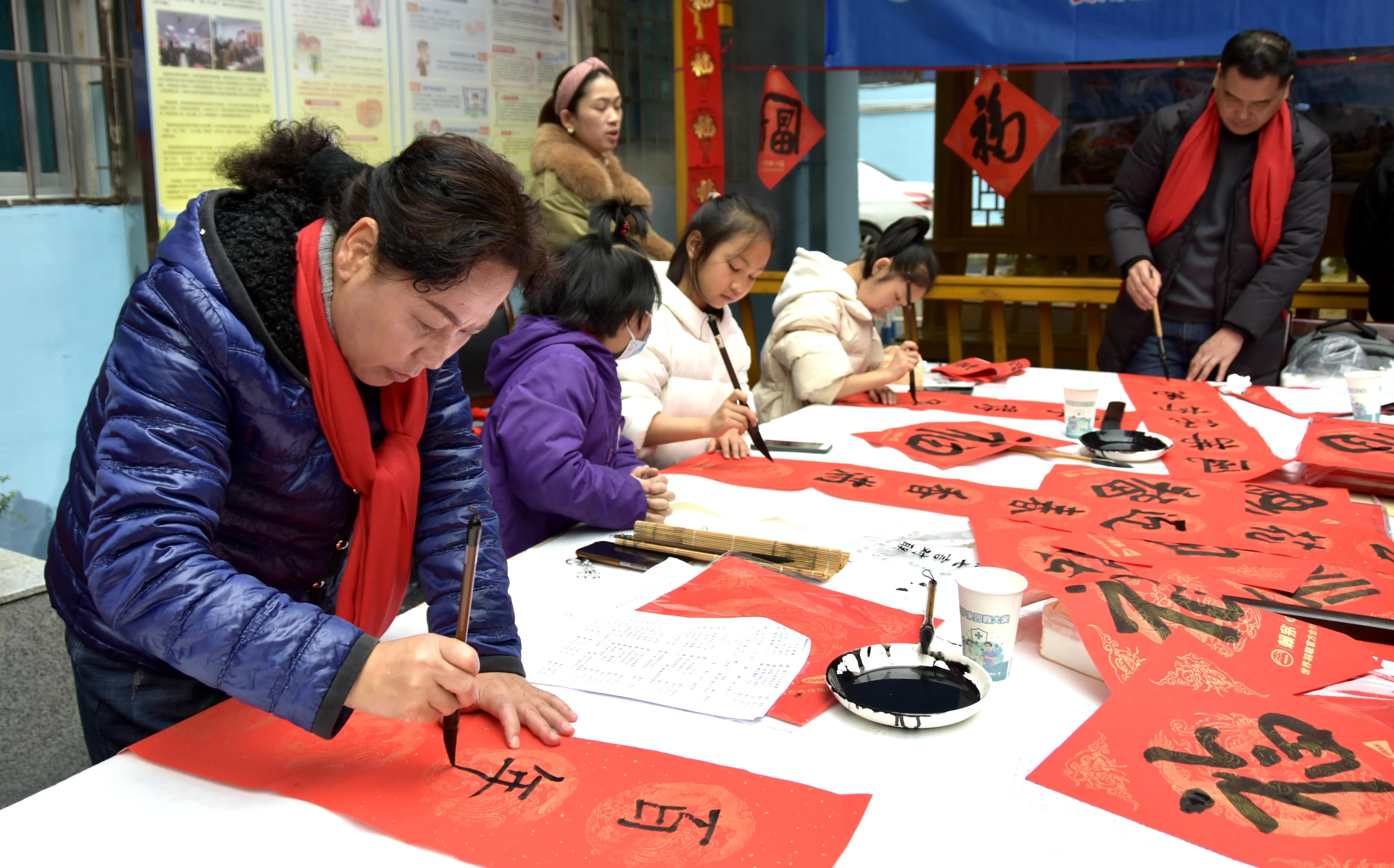 书法家“送万福进万家”活动走进中华南路街道办事处受居民欢迎