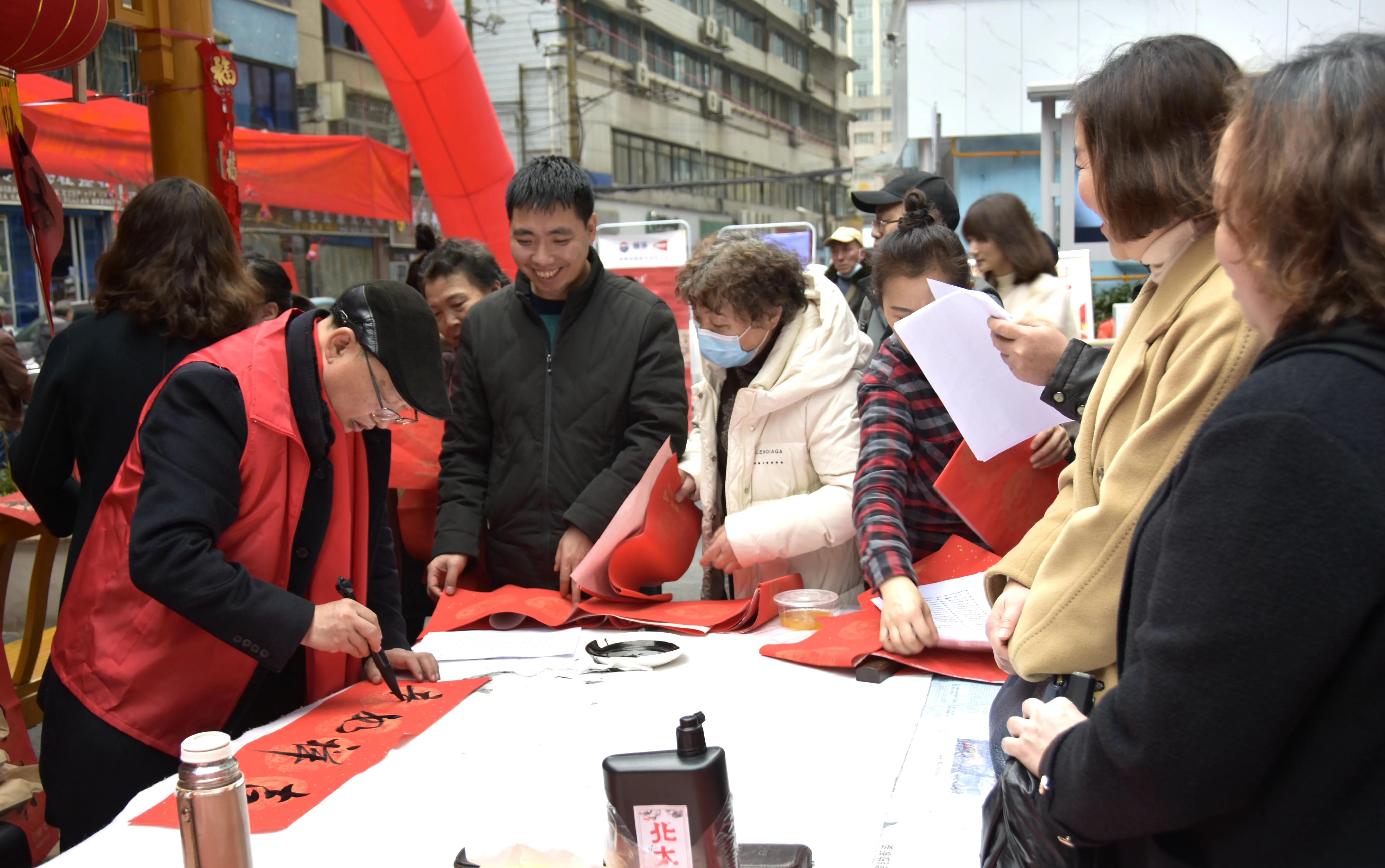 书法家“送万福进万家”活动走进中华南路街道办事处受居民欢迎