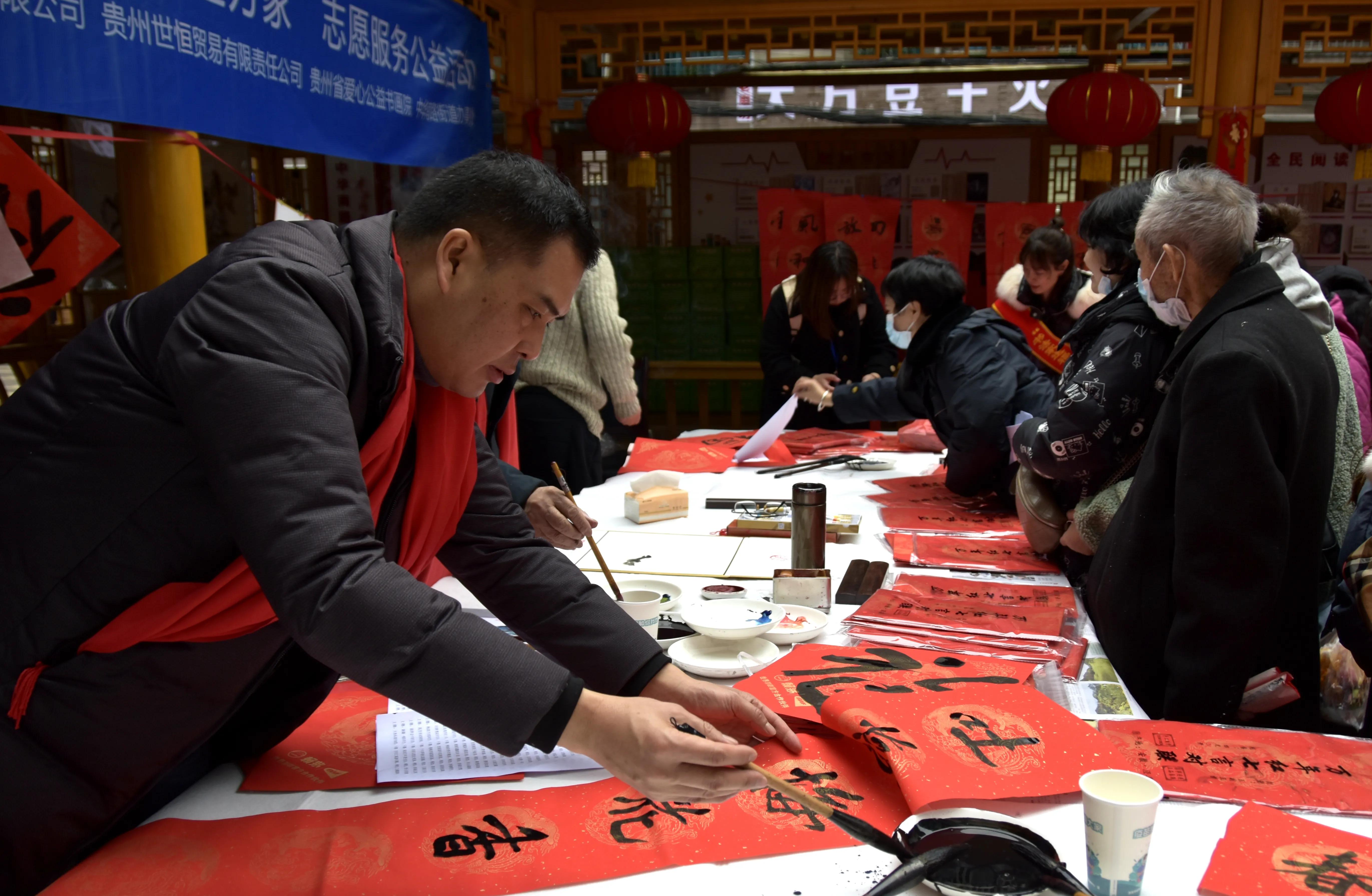 书法家“送万福进万家”活动走进中华南路街道办事处受居民欢迎