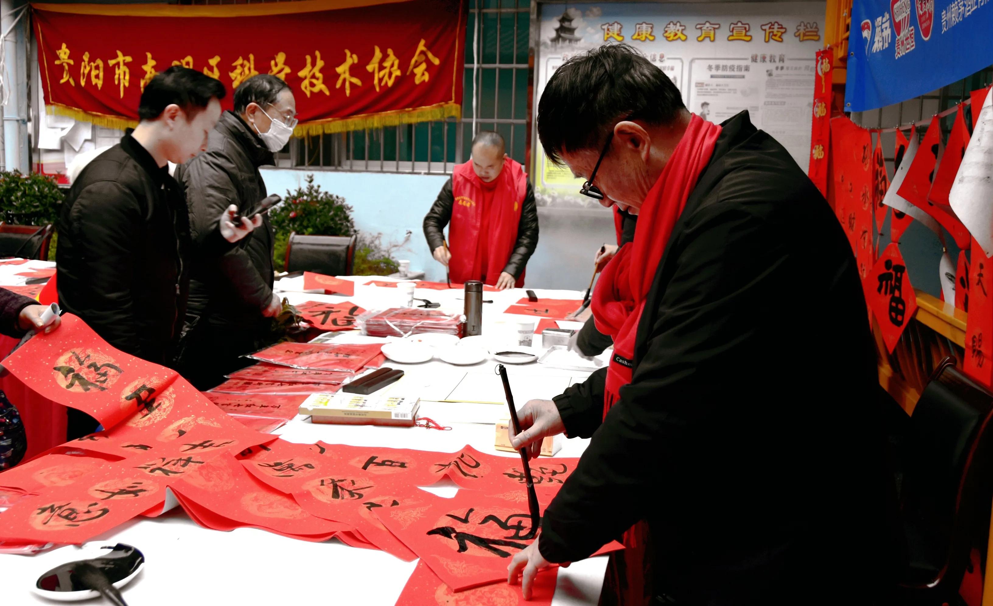 书法家“送万福进万家”活动走进中华南路街道办事处受居民欢迎