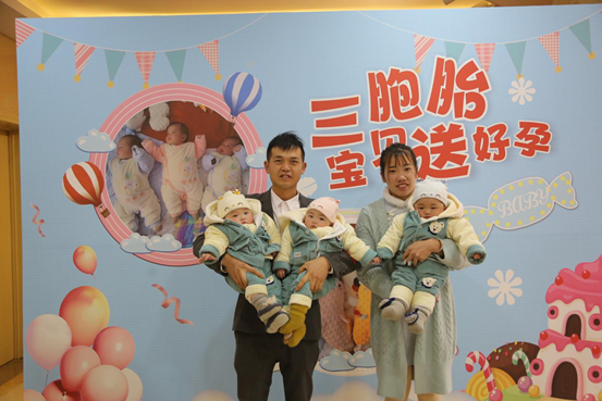 吴海林和王小沾夫妇带三胞胎宝贝回华夏娘家报喜-1
