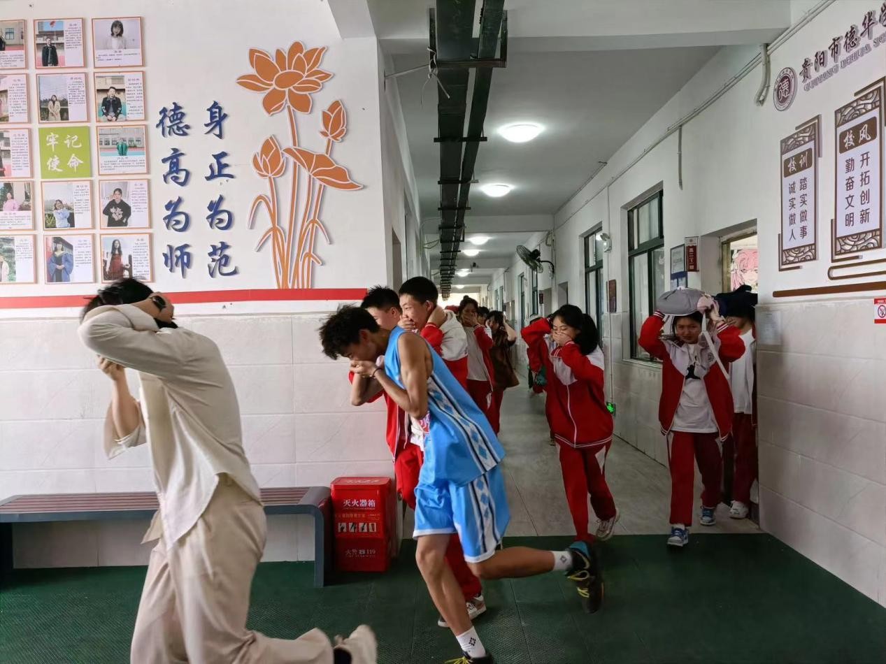 贵阳市德华学校、观山湖区第六中学（二分校）联合开展安全应急疏散演练活动-7