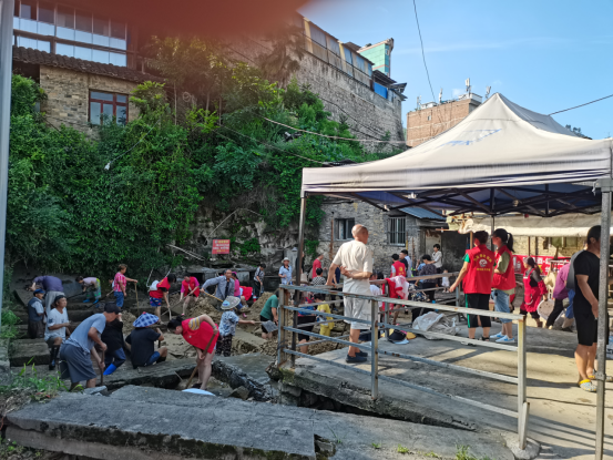 七月党建活动月行动体现－－鼓场街道光明社区开展龙洞清淤活动-1