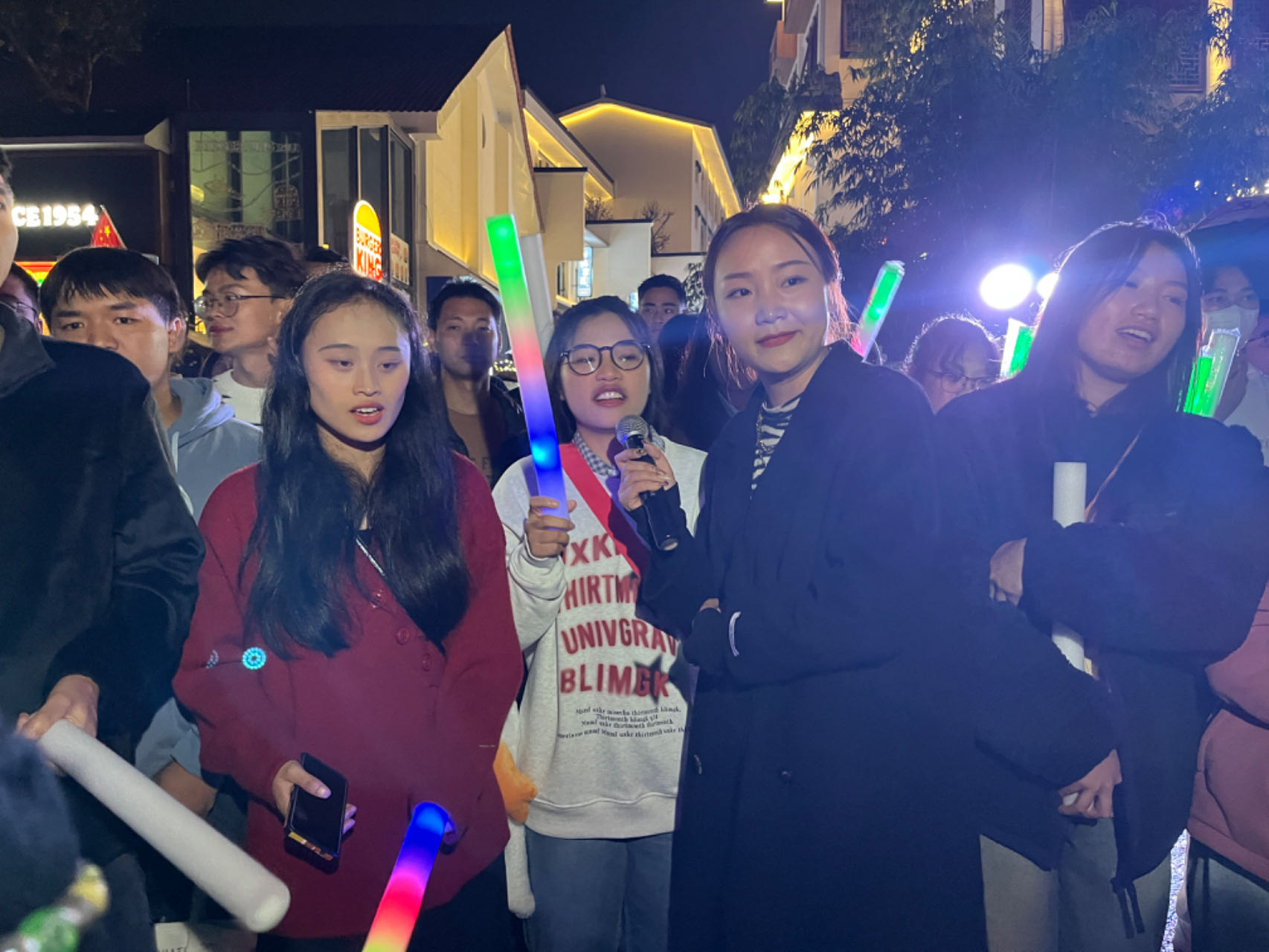 贵阳花溪十字街雨中激情开唱 以歌会友传递城市温度-1
