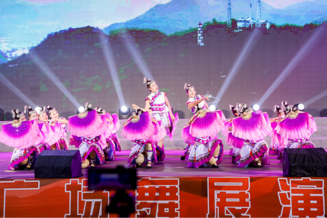“大地欢歌”全国乡村文化活动年贵州省广场舞展演走进铜仁-1