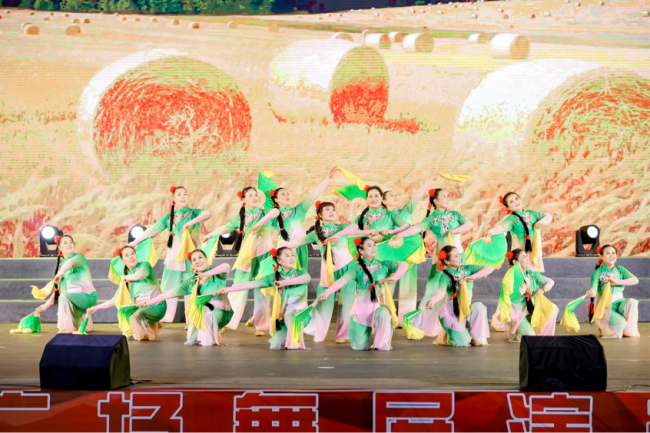 “大地欢歌”全国乡村文化活动年贵州省广场舞展演走进铜仁-4