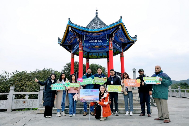 杜鹃花海·世界同行——境外资深旅行商在毕节百里杜鹃采风-4