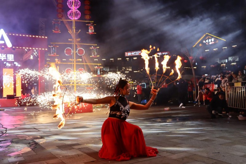 跨年夜解锁贵阳新玩法梵华里·奥特莱斯跨年夜暨两周年庆圆满落幕-4