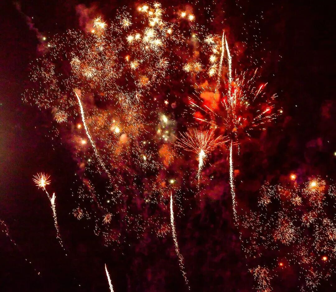 贵阳观山湖灯会庙市情人节上演浪漫烟花秀-1