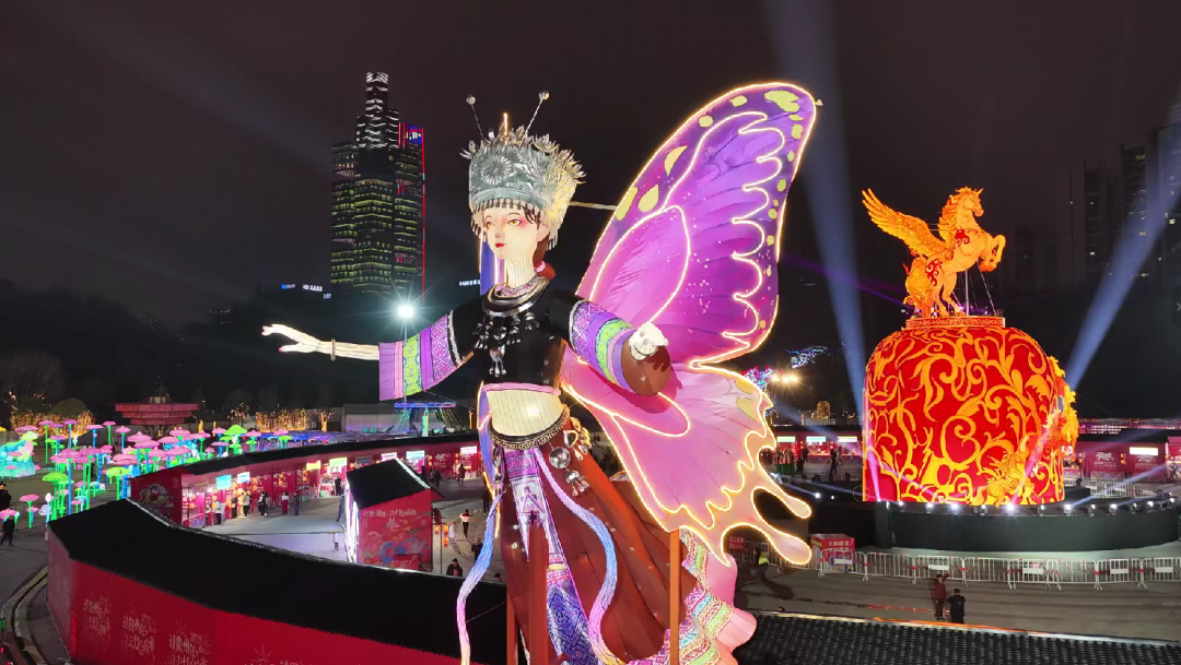 贵阳观山湖灯会庙市情人节上演浪漫烟花秀-6